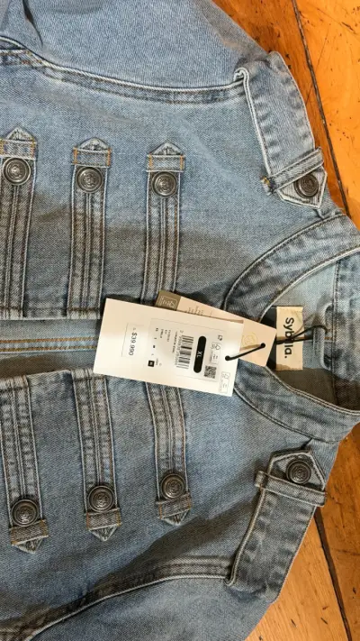 Chaqueta de mezclilla azul con botones decorativos - miniatura 4