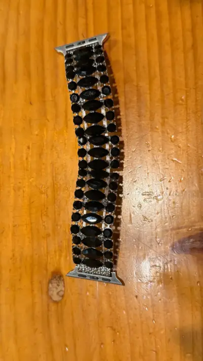 Correa de reloj negra con diseño de joyería - miniatura 2
