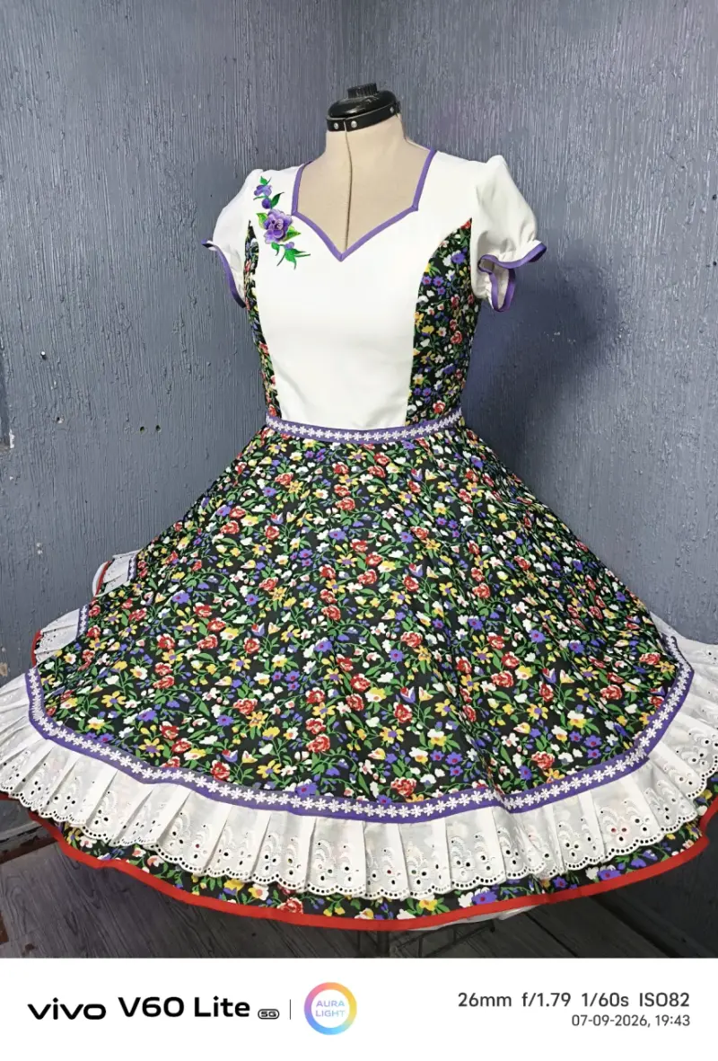 Vestido folklórico con diseño floral y bordado - 1