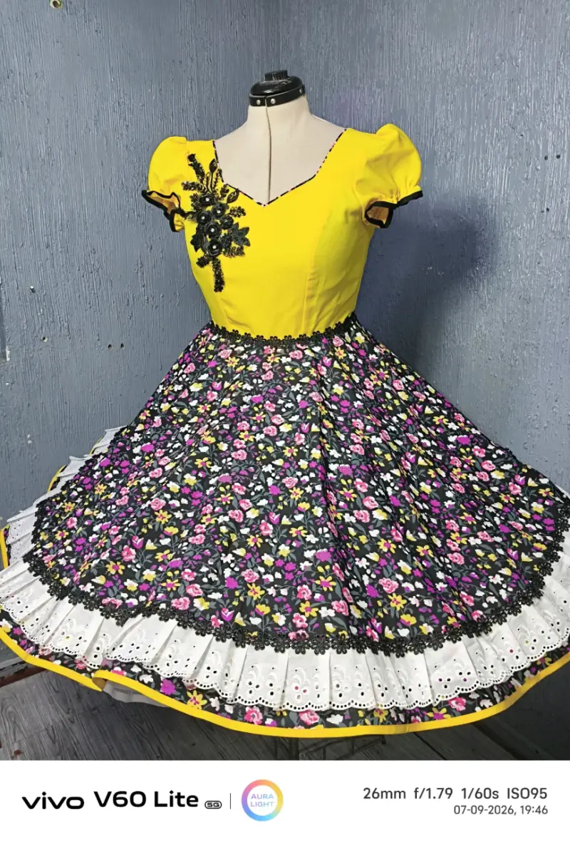 Vestido folklórico con diseño floral y bordado - 2