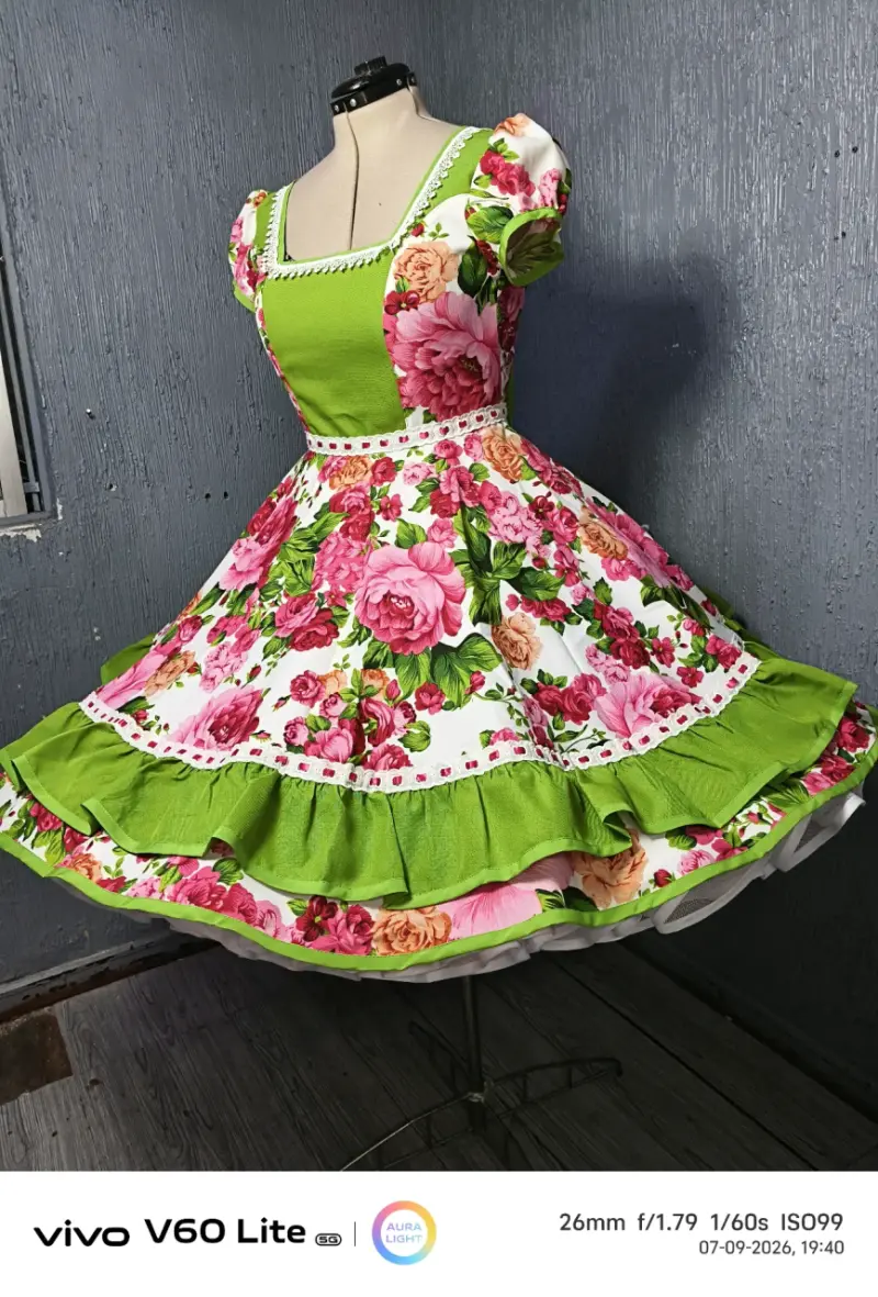 Vestido folklórico con diseño floral y bordado - 3