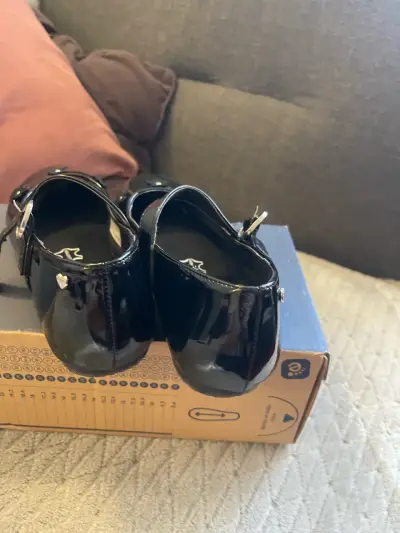Zapatos de charol negros para niña con hebilla - miniatura 2