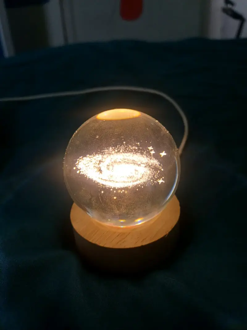 Lámpara decorativa LED con base de madera - 1
