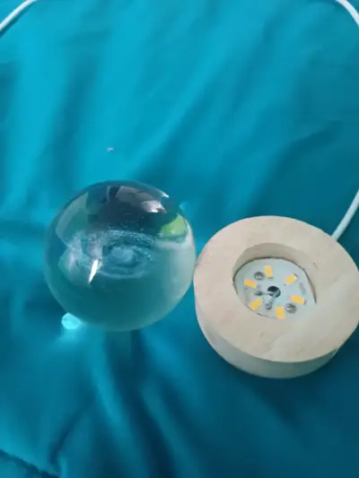 Lámpara decorativa LED con base de madera - miniatura 2