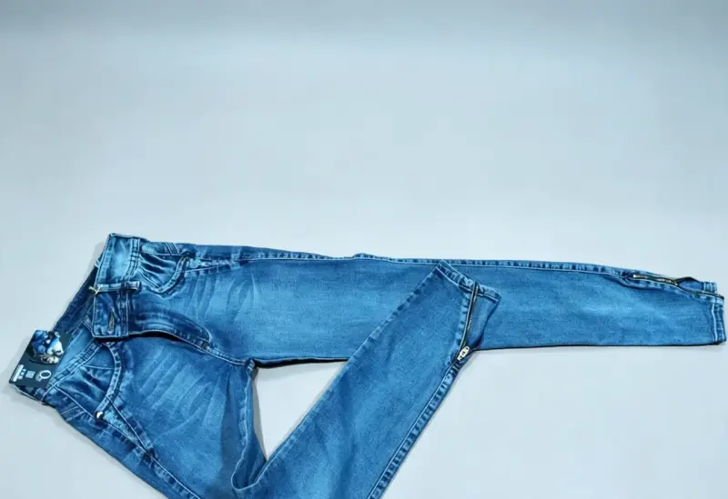 Jeans azul con cierres en tobillos para mujer - 3