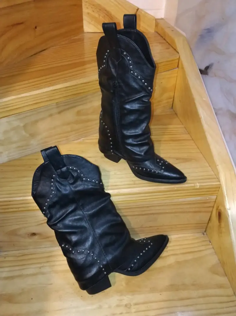 Botas vaqueras negras con tachas para mujer
