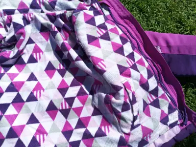 Chaqueta de invierno para niña morada con diseño - miniatura 3