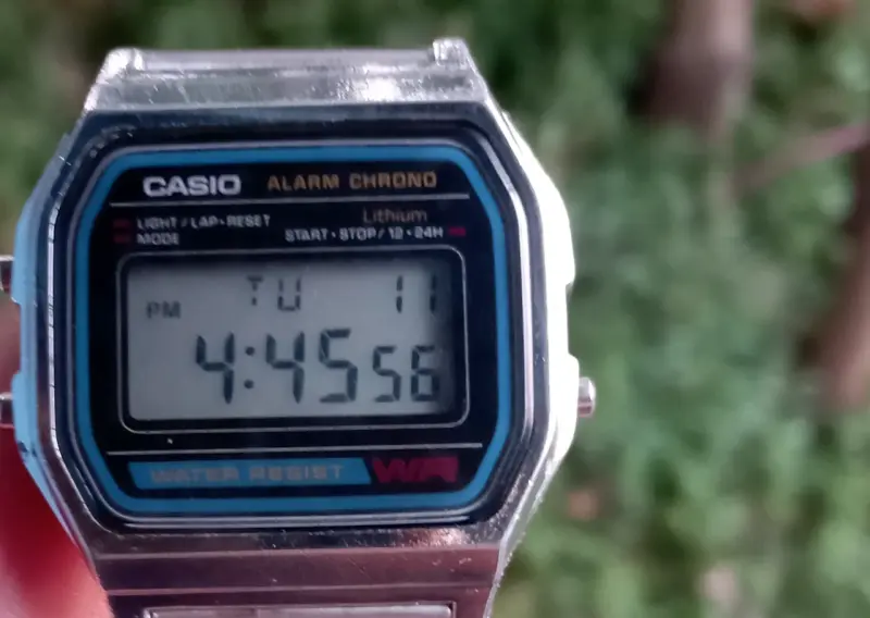 Reloj digital Casio vintage resistente al agua - 1