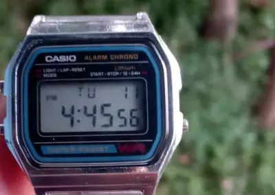 Reloj digital Casio vintage resistente al agua - miniatura 1
