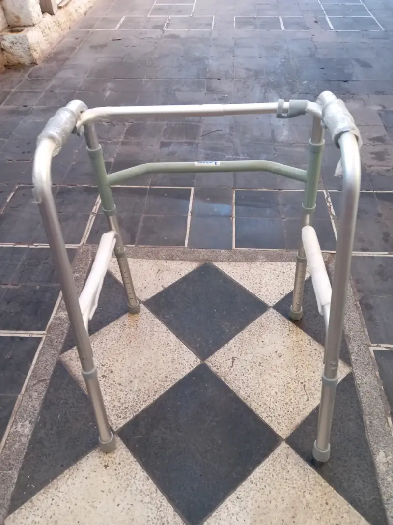 Andador plegable de aluminio para adultos - 1