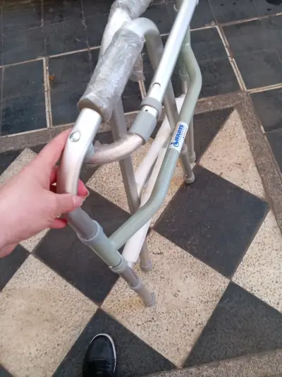 Andador plegable de aluminio para adultos - miniatura 2