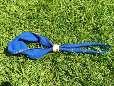 Cinta para el cabello azul con detalles dorados - miniatura 1