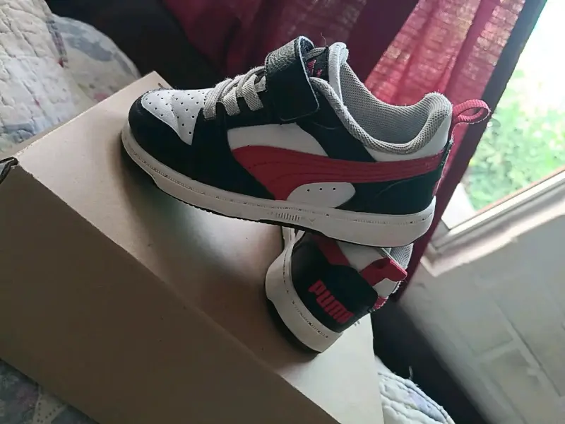 Zapatillas deportivas para niños Puma negras y rojas - 1