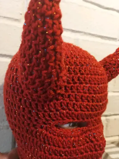 Pasamontañas tejido rojo con orejas de diablo - miniatura 2