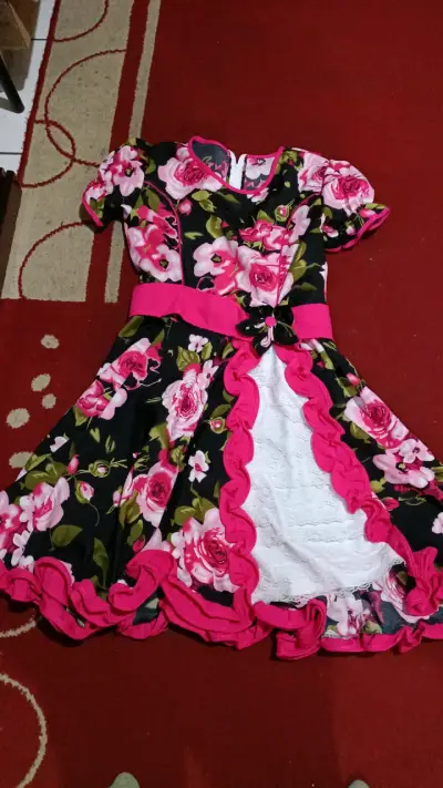 Vestido floral para niña con volantes - miniatura 1
