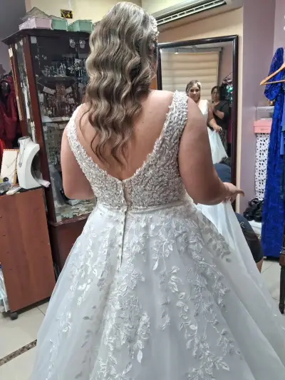 Vestido de novia con encaje floral y cola larga - miniatura 1