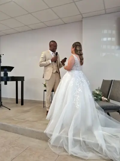 Vestido de novia con encaje floral y cola larga - miniatura 2