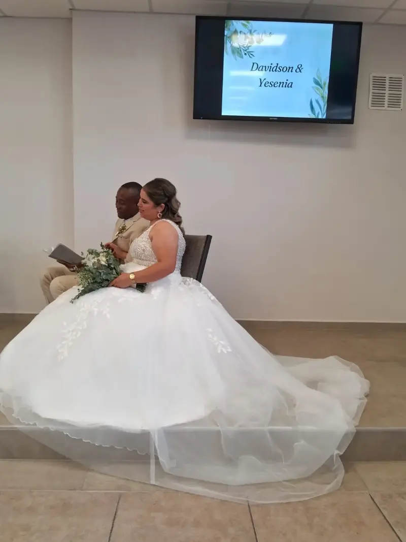 Vestido de novia con encaje floral y cola larga - 3