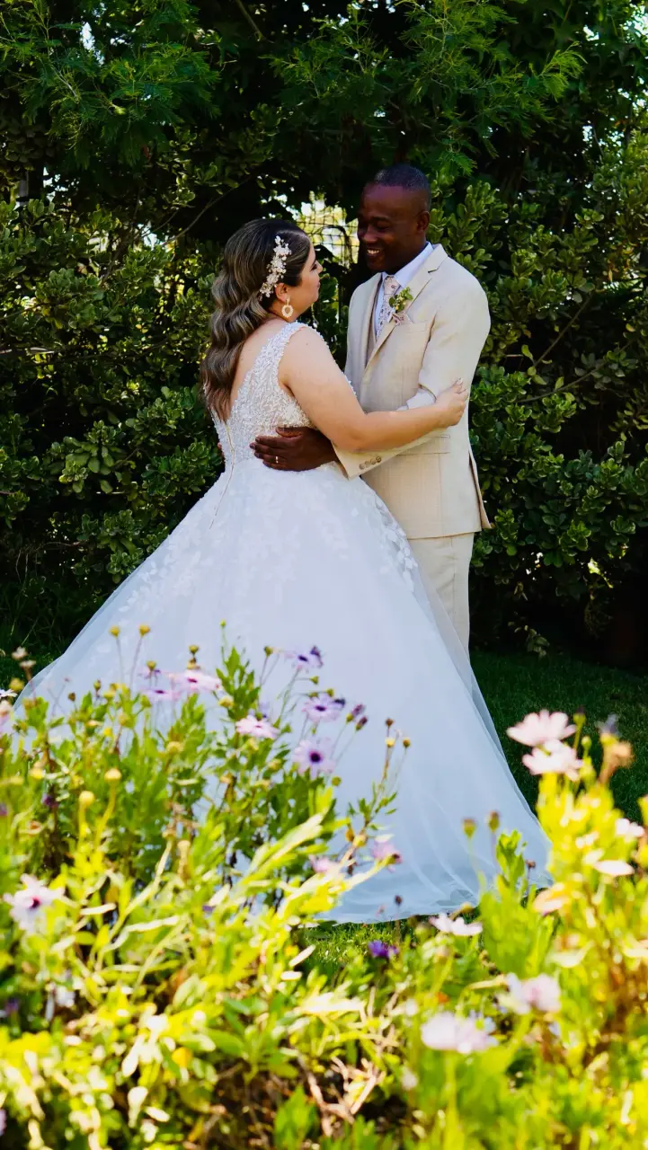 Vestido de novia con encaje floral y cola larga - 4