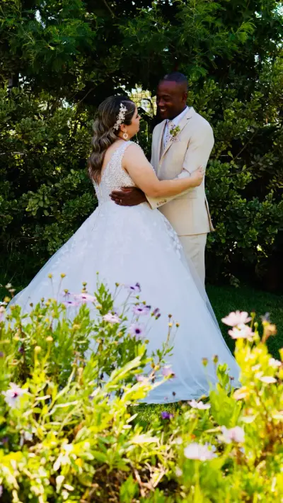 Vestido de novia con encaje floral y cola larga - miniatura 4