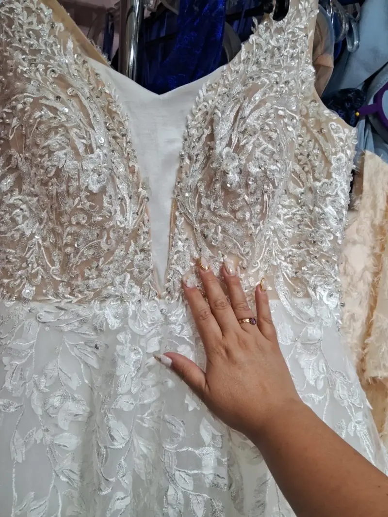 Vestido de novia con encaje floral y cola larga - 5