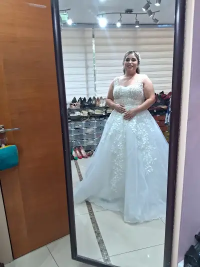 Vestido de novia con encaje floral y cola larga - miniatura 6