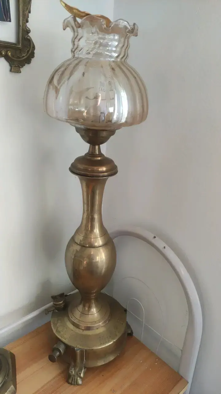 Lámpara de aceite antigua de bronce y vidrio