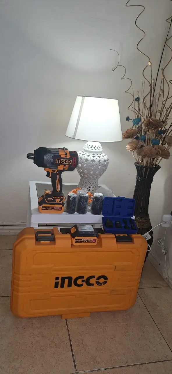 Llave de impacto inalámbrica Ingco 20V con accesorios - 2