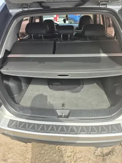 Kia SUV en buen estado, color plateado - miniatura 2