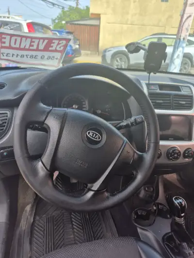 Kia SUV en buen estado, color plateado - miniatura 3