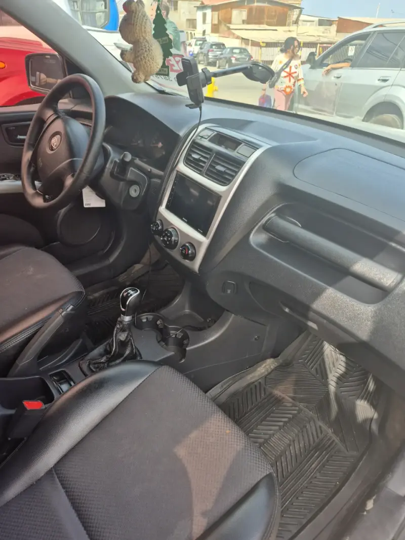 Kia SUV en buen estado, color plateado - 4