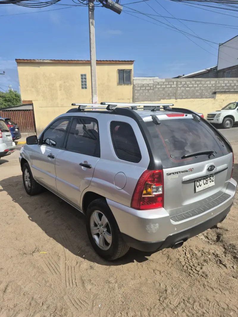 Kia SUV en buen estado, color plateado - 6