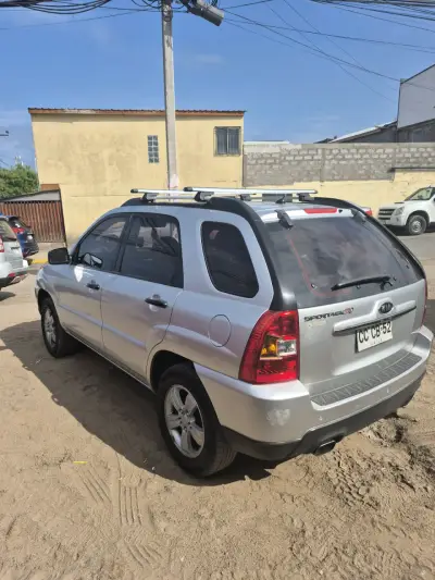 Kia SUV en buen estado, color plateado - miniatura 6