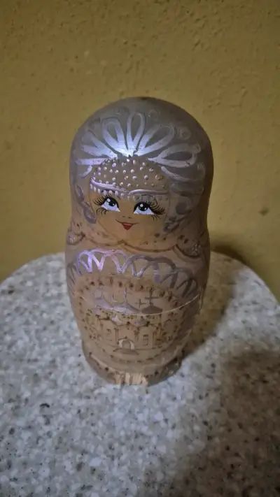 Muñeca Matrioska Rusa Tallada a Mano - miniatura 1