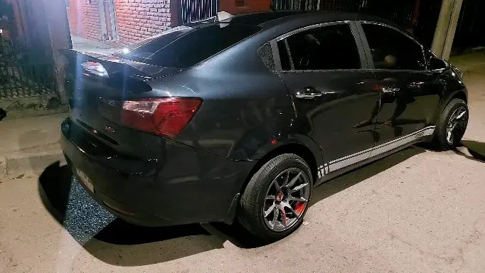 Auto Kia con motor en buen estado y sistema Android - 2