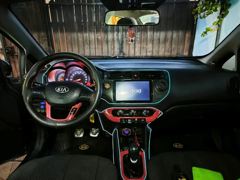 Auto Kia con motor en buen estado y sistema Android - 3