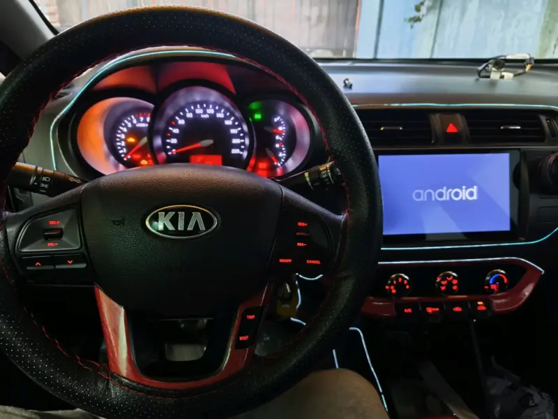 Auto Kia con motor en buen estado y sistema Android - 5