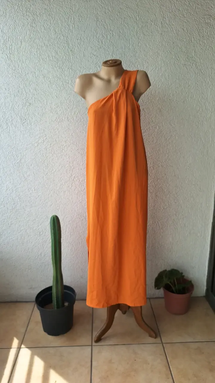 Vestido largo naranja de un solo hombro - 5