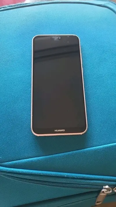 Smartphone Huawei con cámara dual y lector de huellas - miniatura 1