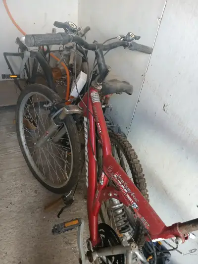 Bicicleta de montaña roja con suspensión - miniatura 1
