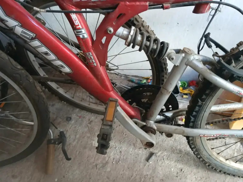 Bicicleta de montaña roja con suspensión - 2