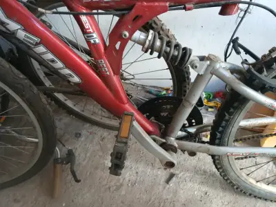 Bicicleta de montaña roja con suspensión - miniatura 2