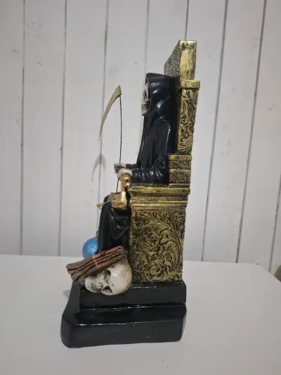 Figura de Santa Muerte negra 38 cm en trono - miniatura 4