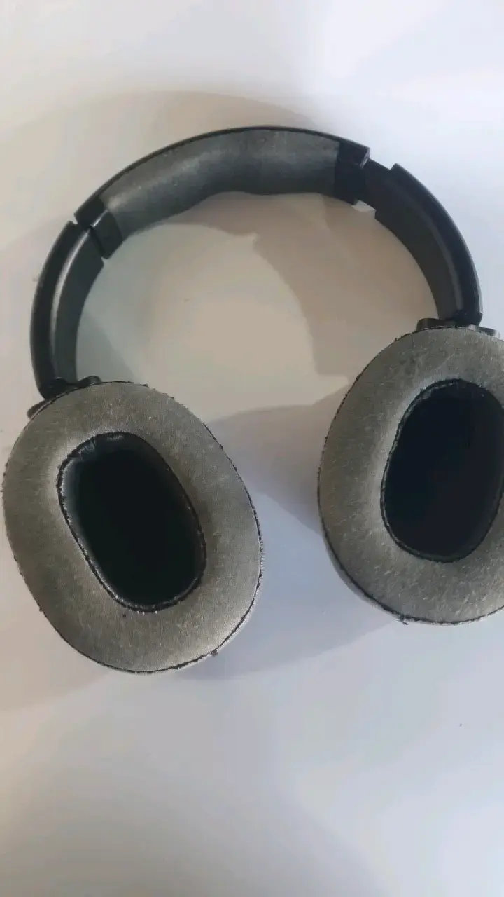 Audífonos inalámbricos con almohadillas desgastadas - 2
