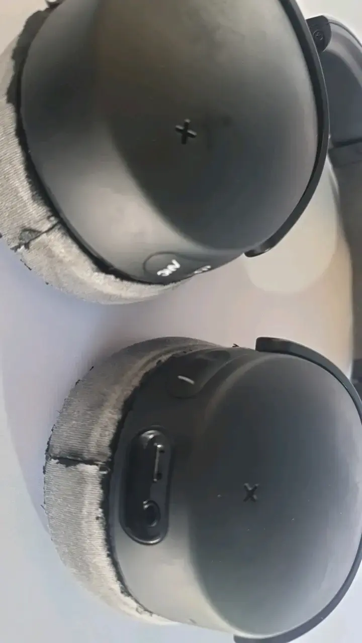 Audífonos inalámbricos con almohadillas desgastadas - 4