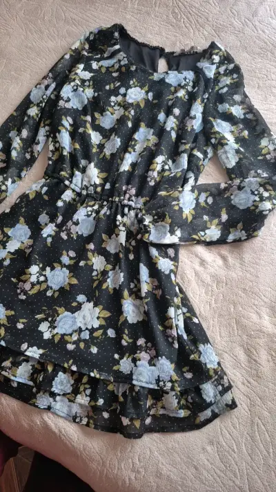 Vestido floral negro con mangas largas - miniatura 1