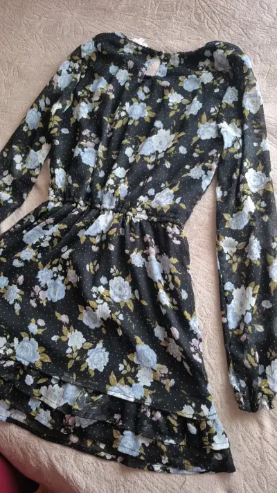 Vestido floral negro con mangas largas - miniatura 2