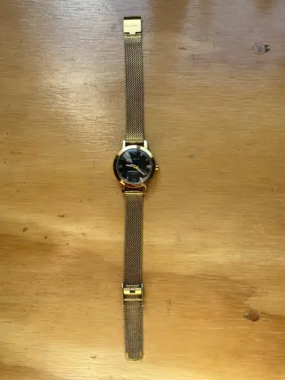 Reloj dorado con correa metálica SIN PILAS - miniatura 1