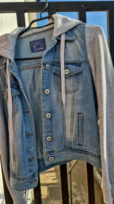 Chaqueta de mezclilla con capucha gris - miniatura 1