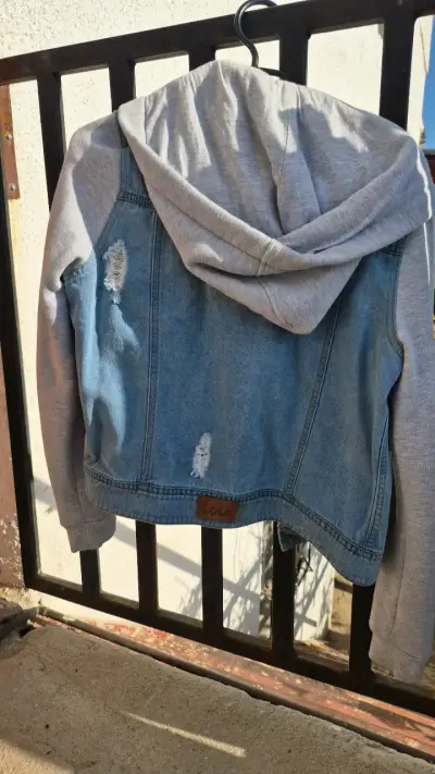Chaqueta de mezclilla con capucha gris - miniatura 2